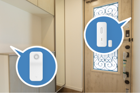 防犯センサーと防犯カメラを設置した玄関を出入りする女性の画像