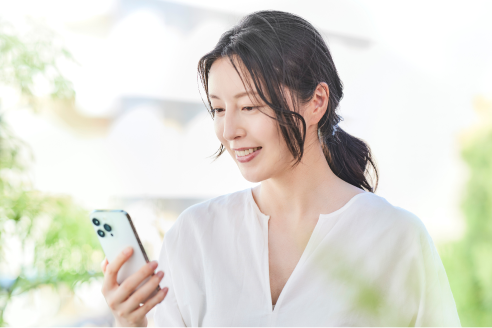 本棚の上に設置した室内用の防犯カメラとその前で読書をする女性の画像