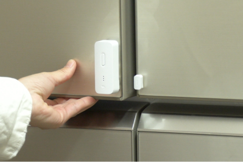 ベランダの窓鍵に設置した開閉センサーの写真