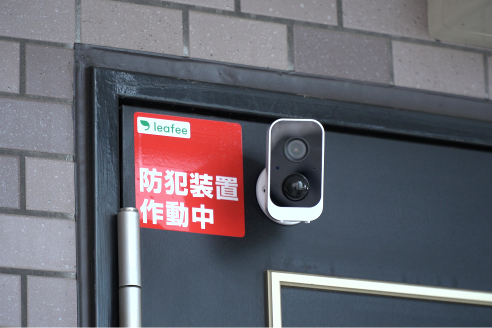 玄関に設置した防犯ステッカーと防犯カメラ(屋外カメラ)の画像