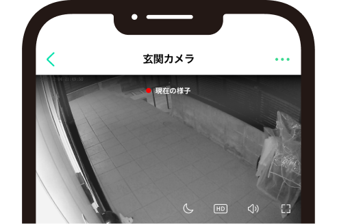 夜間の玄関を高画質で映し出す防犯カメラ(屋外カメラ)の映像